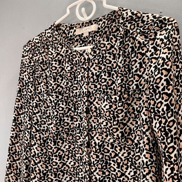 Ann Taylor Loft Animal Print Leopard Button Up Blouse Shirt size XS Round Neck - Picture 3 of 6